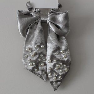 Pearl Scrunchie